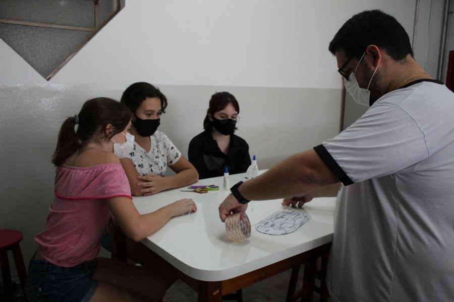 Os alunos do 7° Ano montaram e simularam o movimento das placas tectônicas